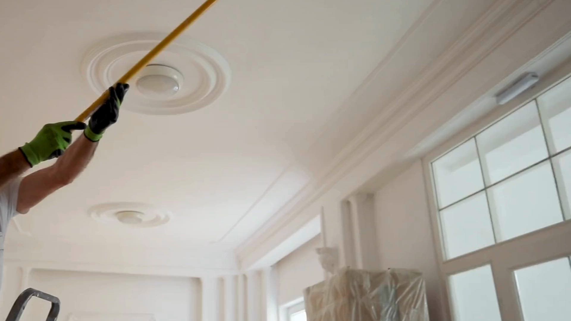 Peintre en train de rénover un plafond à Saint-Gaudens — Entreprise PENVERN